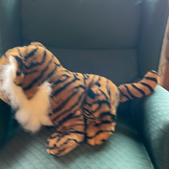 Large stuffed tiger imported by CWC - Picture 3 of 6